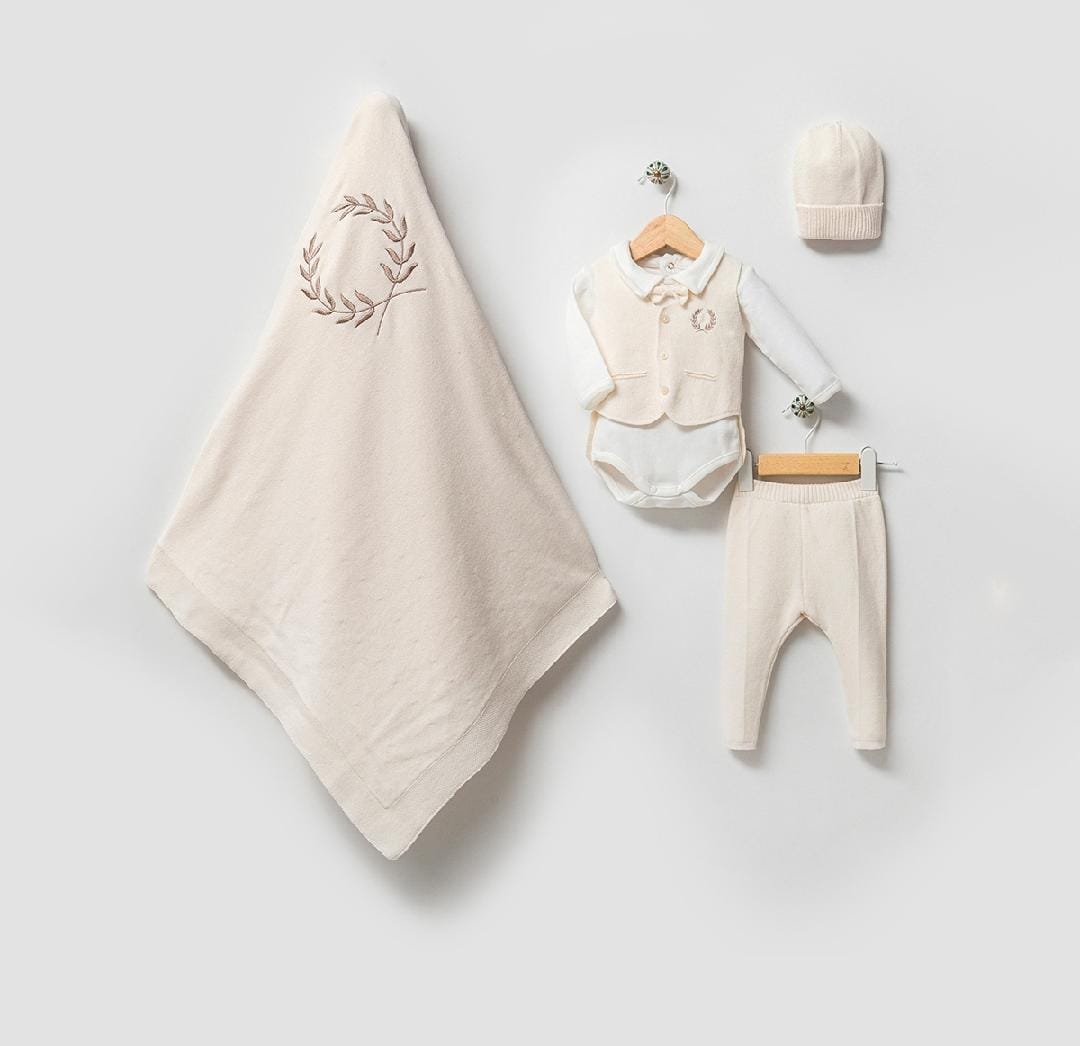 Trueman- premium knitted welcome set